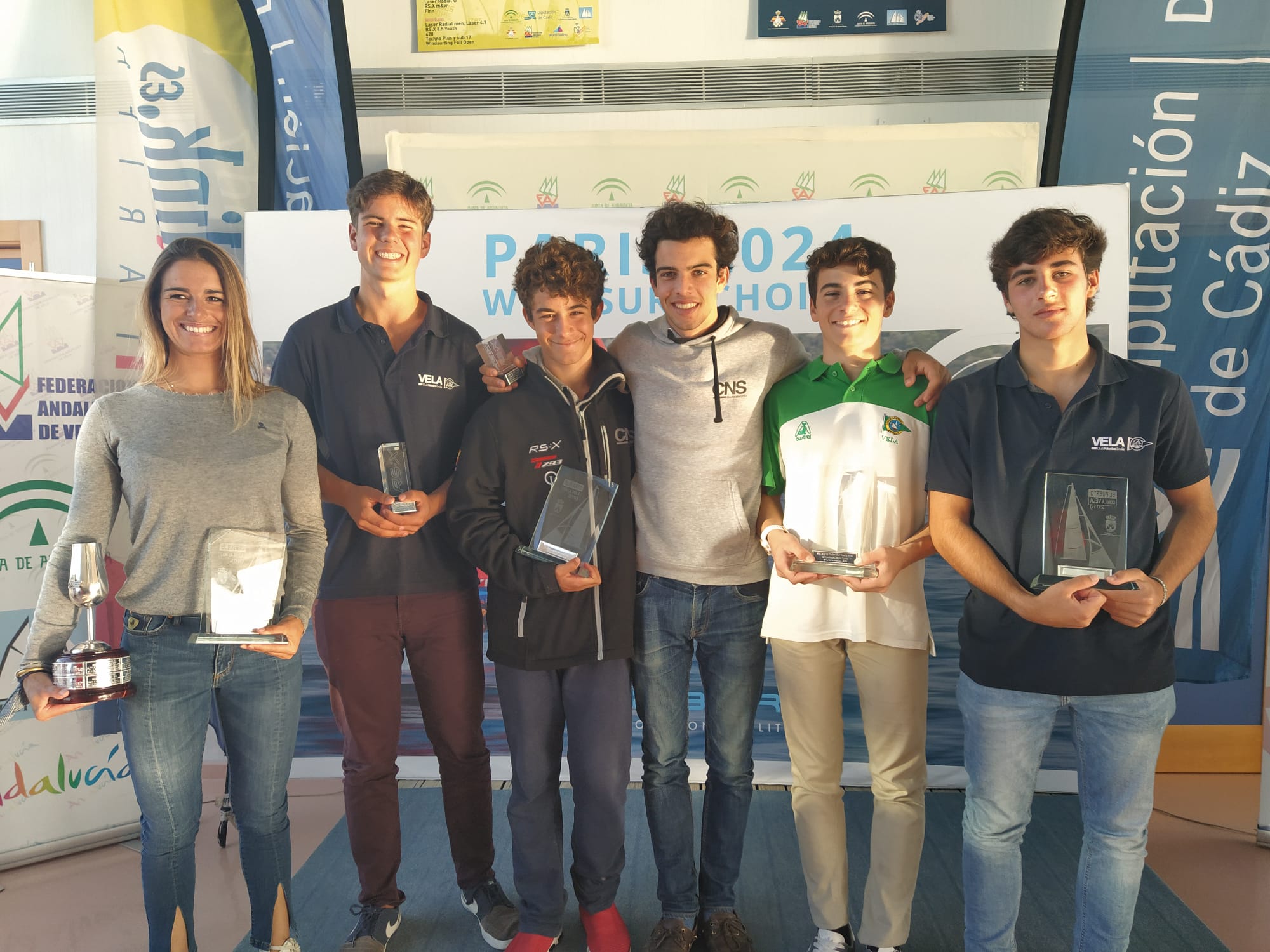 Los windsurfistas del Náutico Sevilla con sus trofeos.jpg